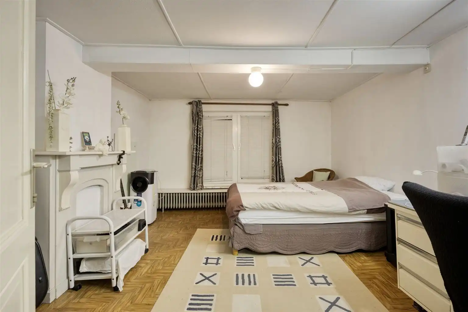 Prachtige karaktervolle stadswoning voorzien van 6 slaapkamers, ruime buitenkoer en vrijstaande garage in het centrum van Maaseik.  foto 25