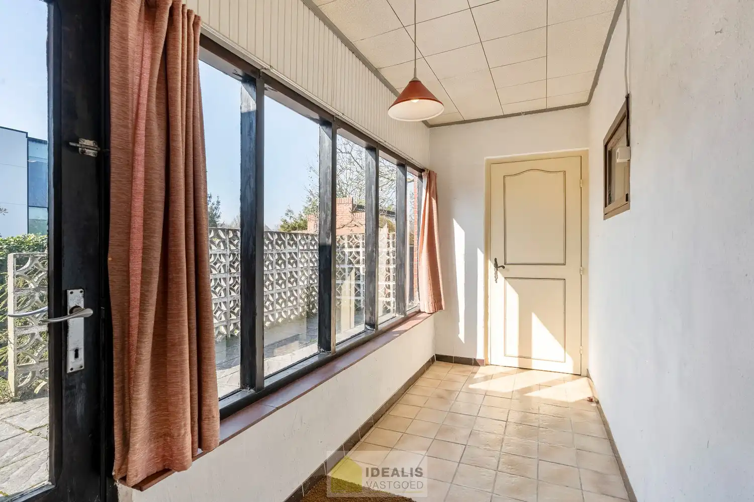 IDEALIS VASTGOED - Aangename vrijstaande woning op toplocatie te Boseind, Pelt. Deze woning omvat maar liefst +-149m² netto bewoonbare oppervlakte op een perceel van 6a 35ca met een ruime woonkamer met aansluitend uitgeruste keuken, maar liefst 3 slaapkamers of 2 slaapkamers met ruime dressing, badkamer, wasplaats, veranda en zeer ruime garage vlakbij de dorpskern van Boseind, Pelt! Uiterst geschikt voor kandidaten op zoek naar een naar eigen wens te renoveren betaalbare woning. foto 15