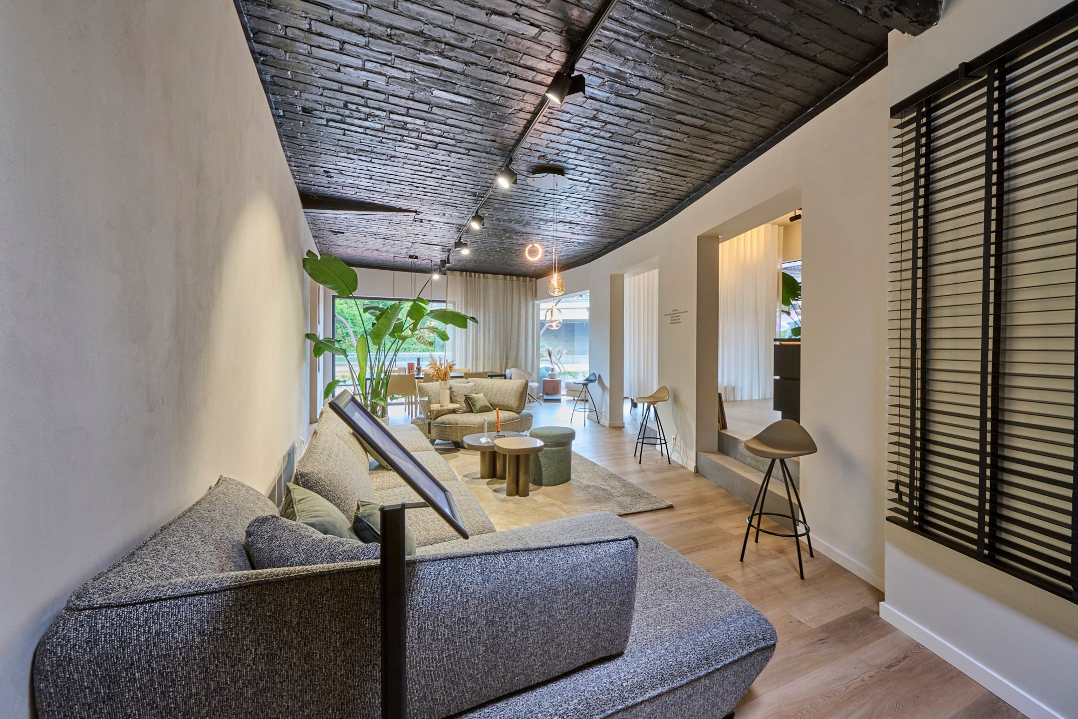 TE KOOP showroom met magazijn op top zicht locatie foto 11