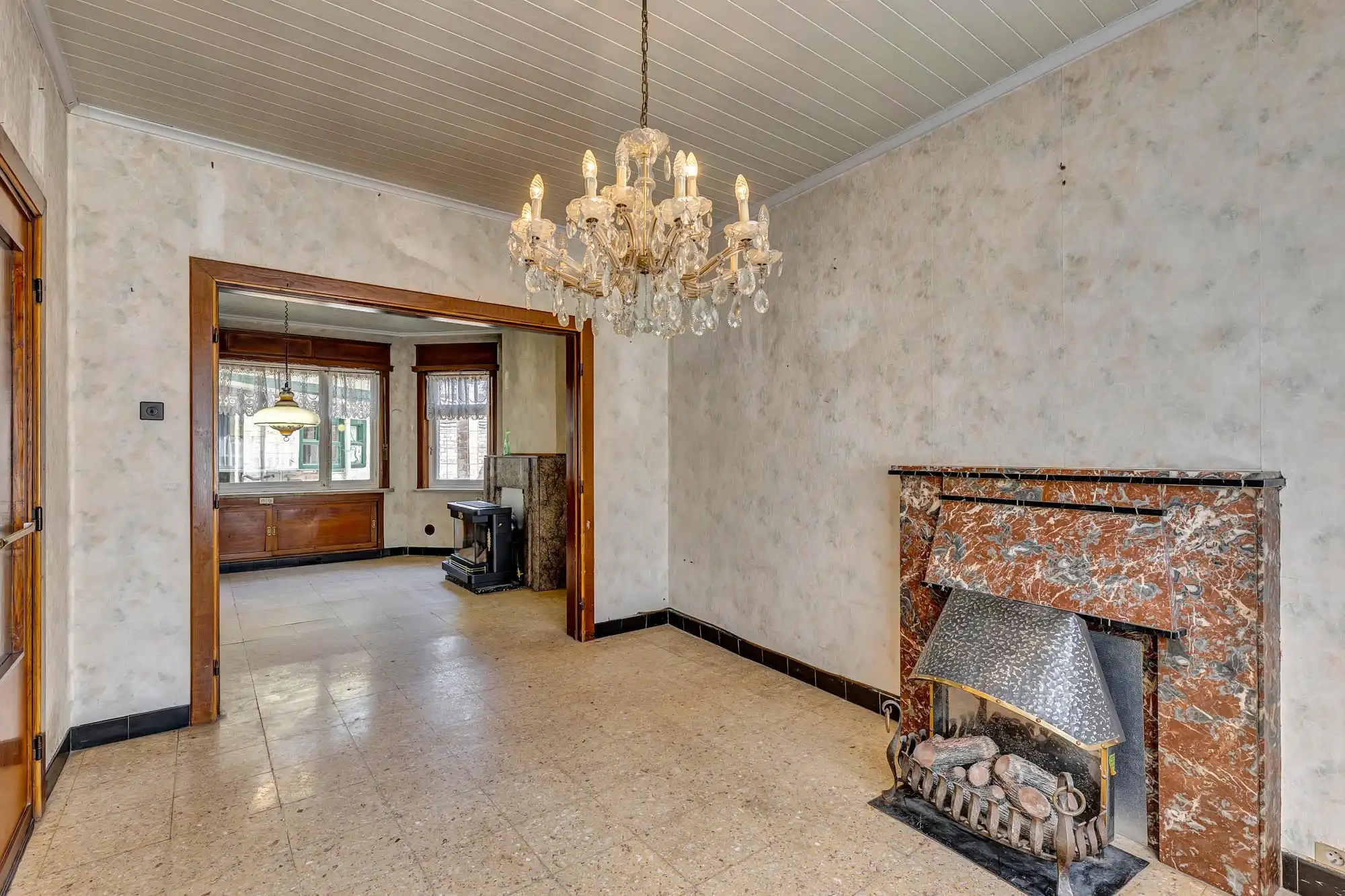 Te renoveren woning met garage foto 2