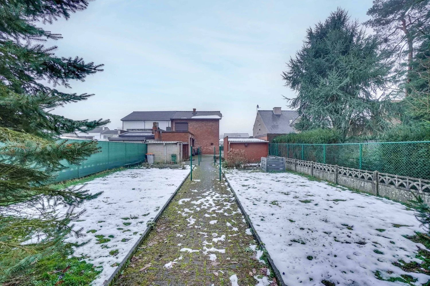 Woning met vier slaapkamers, garage en tuin foto 15