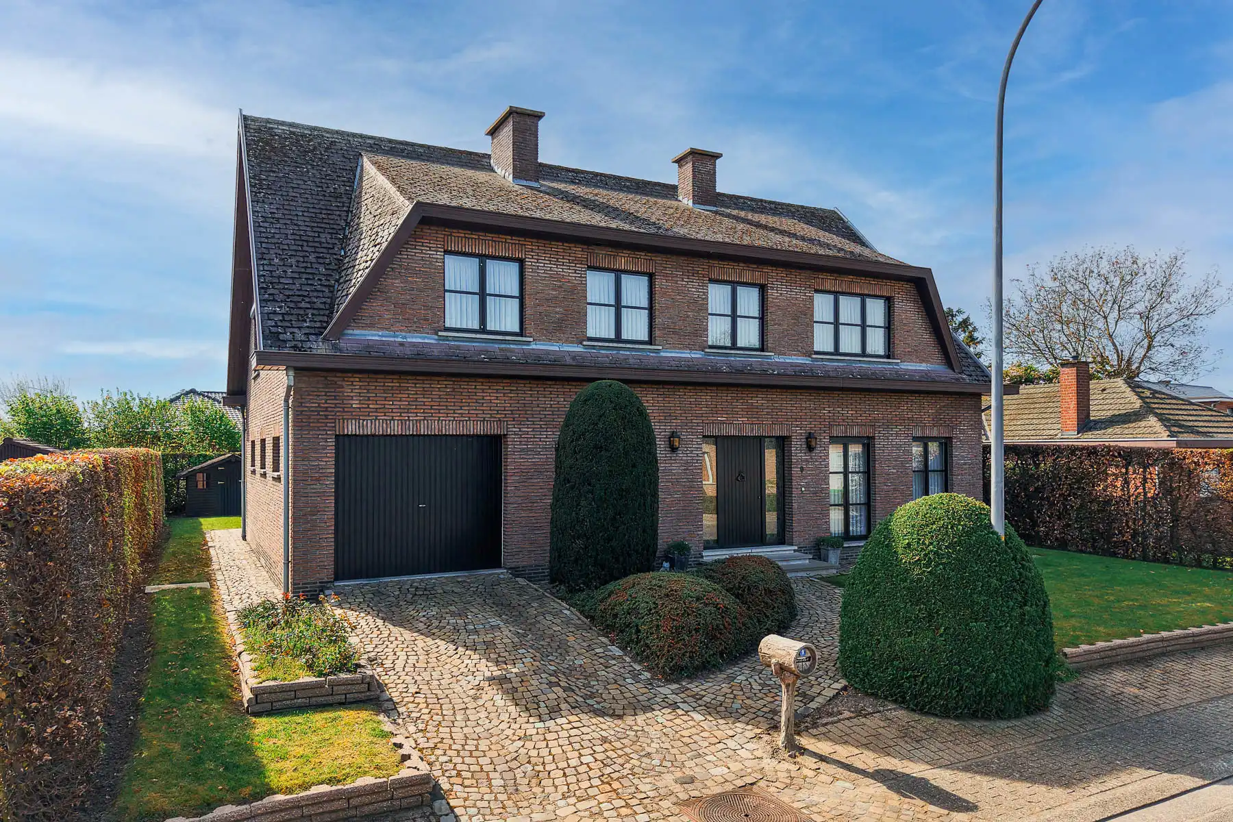 Hoofdfoto van de publicatie: Prachtige en zeer ruime villa op 6are in doodlopende straat