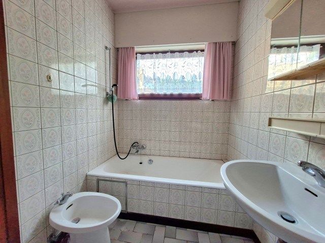 Ruime rijwoning met garage en tuin foto 7