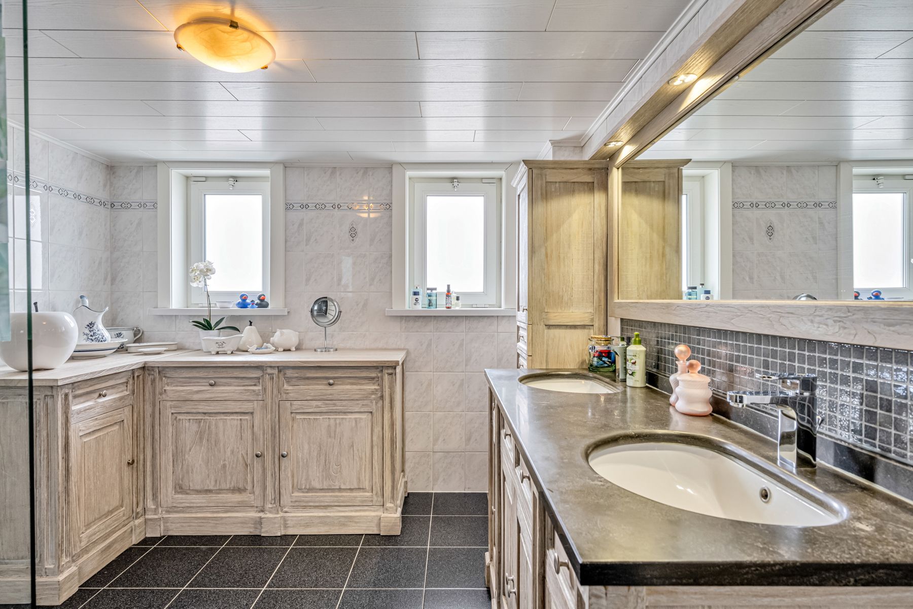 TE KOOP:Instapklare kwalitatieve woning met prachtige tuin! foto 11