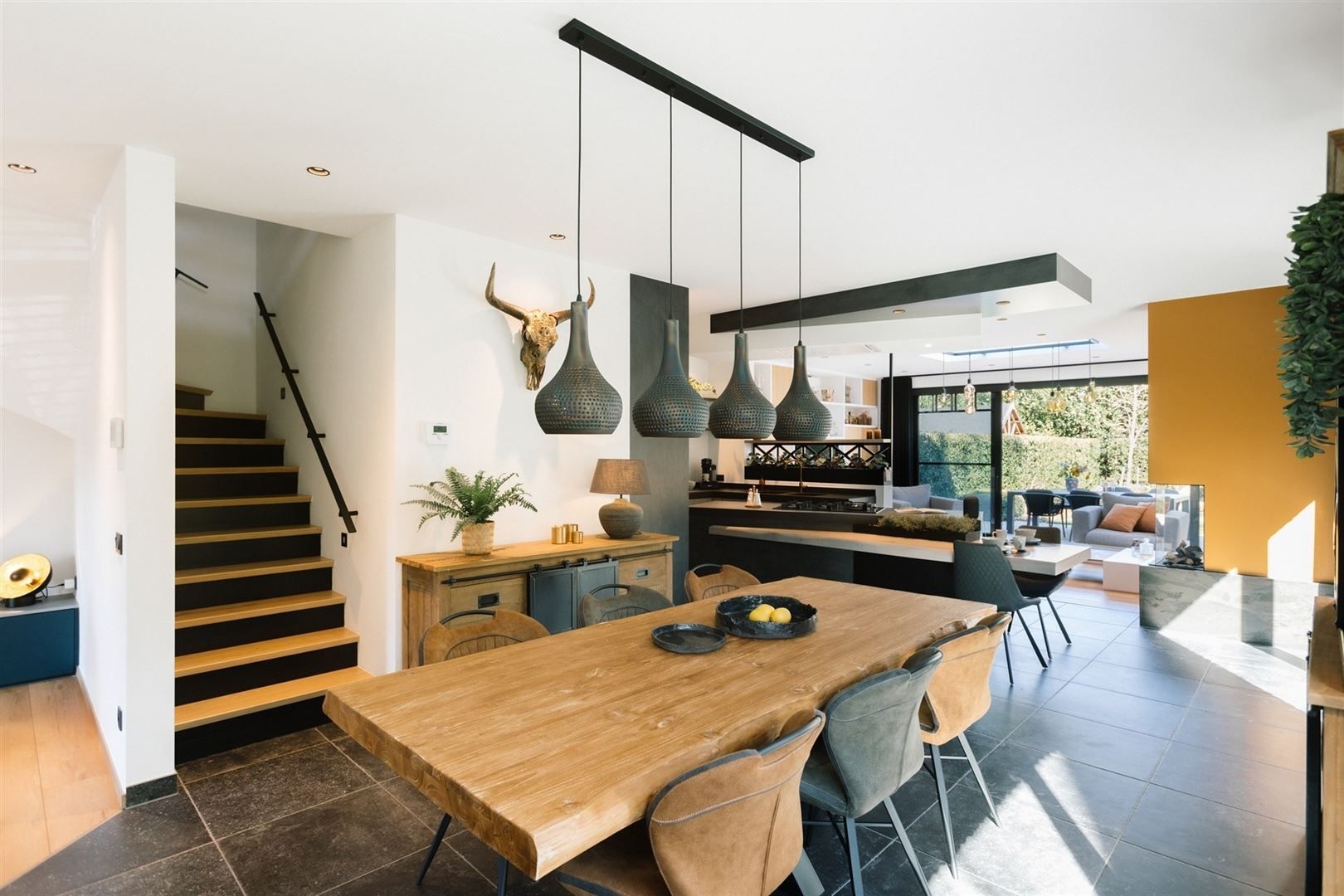 Eigentijdse luxe half open woning in een rustige setting foto 2