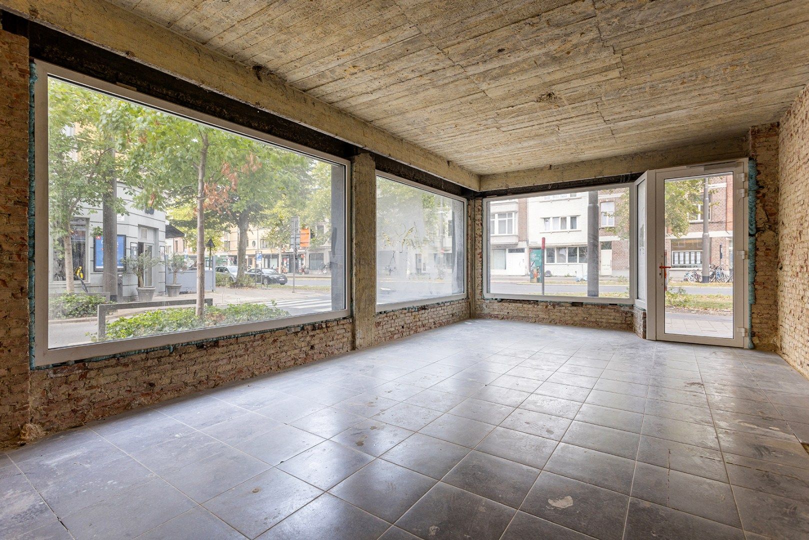 Te koop: veelzijdig handelspand op toplocatie foto 2
