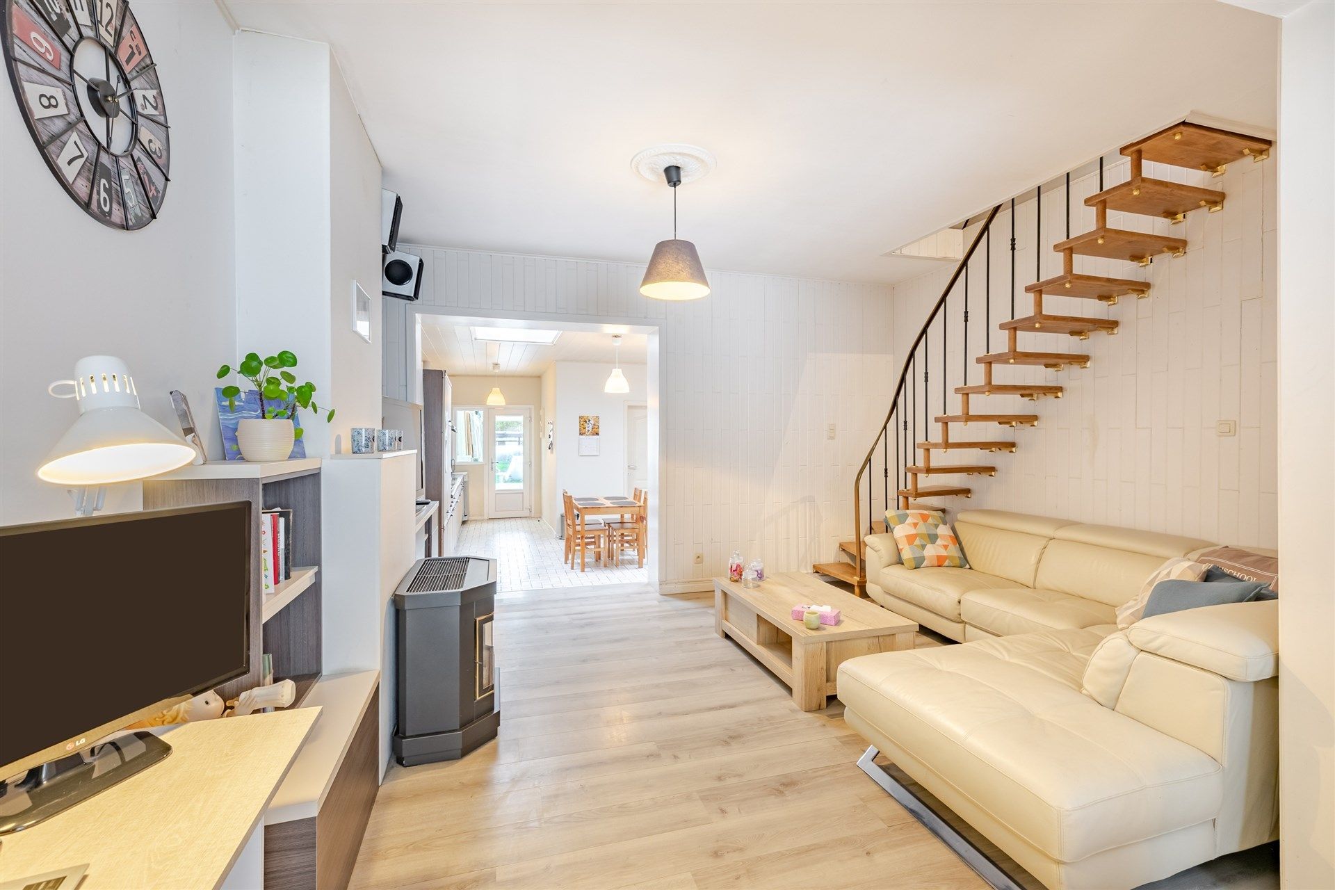 Instapklare en gerenoveerde woning met drie slaapkamers, tuin en zonnepanelen in het centrum van Welle foto 2