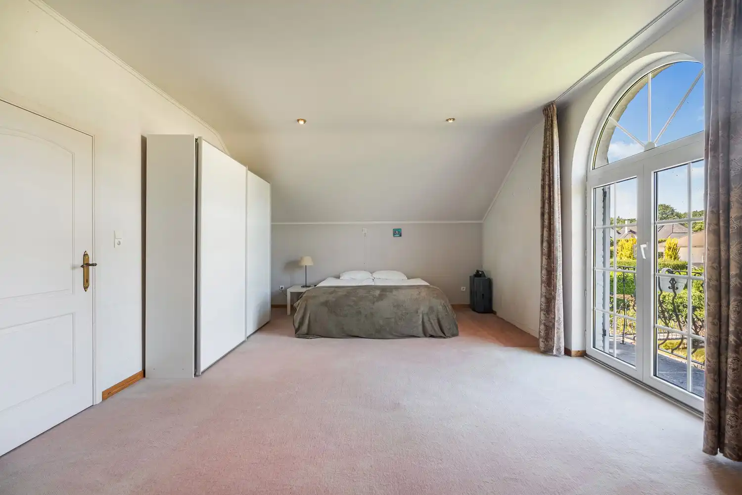 Exclusieve villa met royale leefruimtes op een unieke locatie foto 29