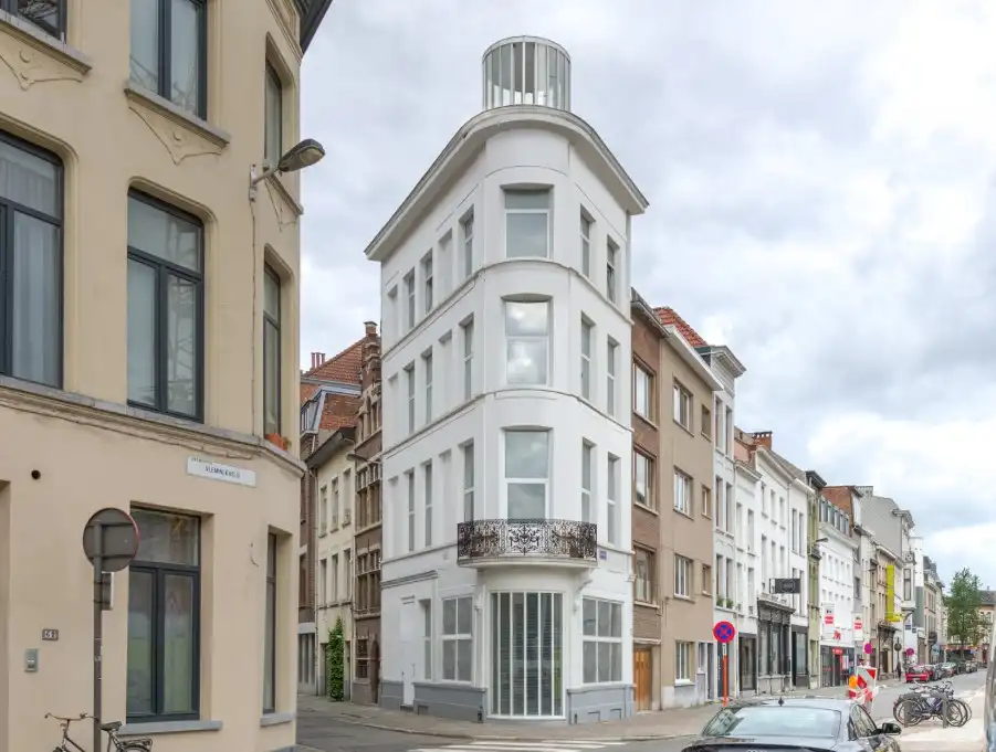 Hoofdfoto van de publicatie: Iconisch hoekgebouw met zorgeloos rendement