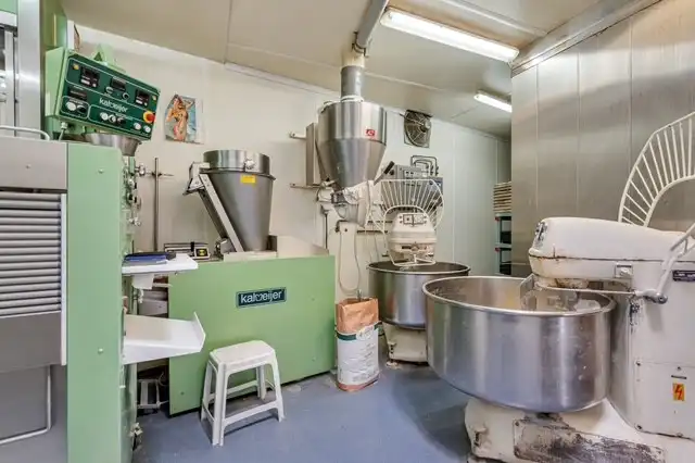 VEELZIJDIG HANDELSPAND MET WOONST EN INGERICHTE BAKKERIJ! foto 11