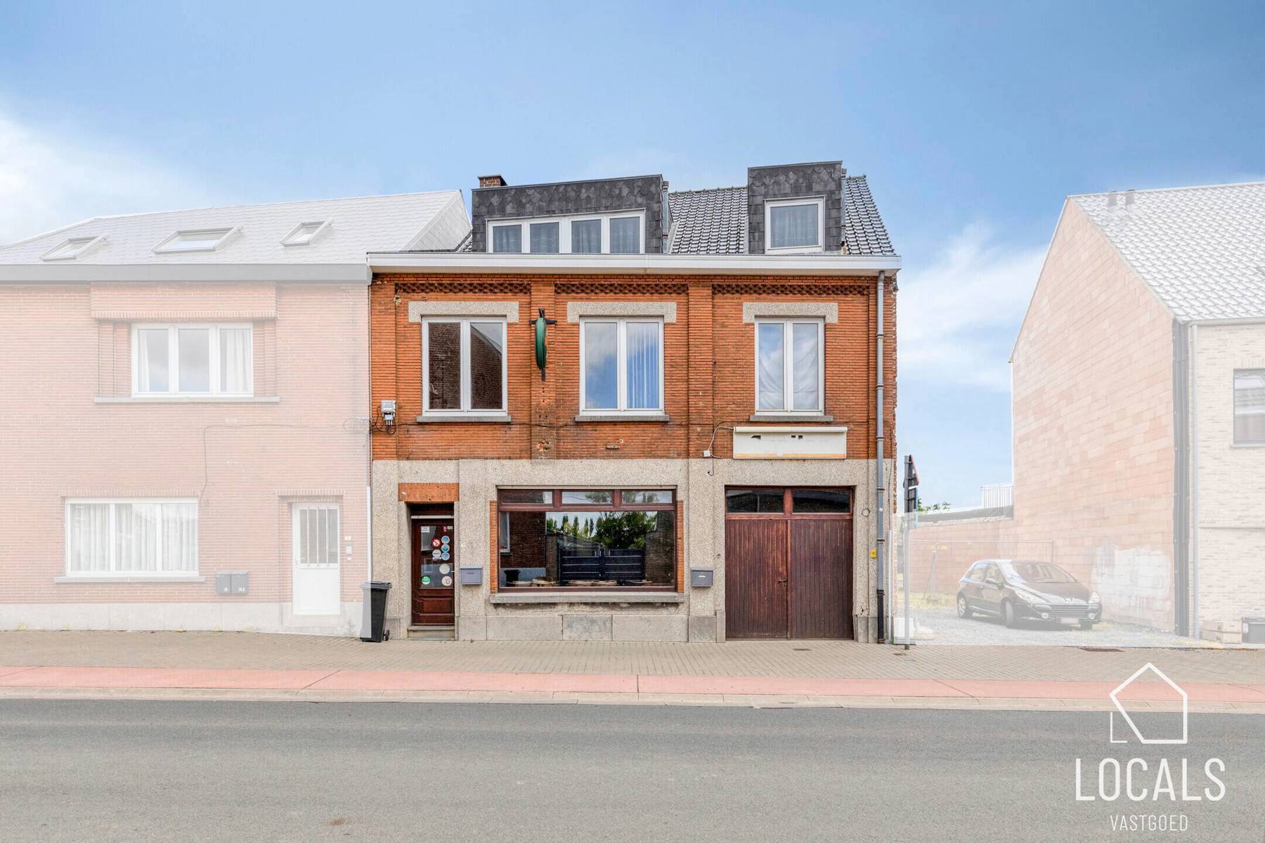 Handelsgelijkvloers met bovenliggend duplexappartement foto {{pictureIndex}}