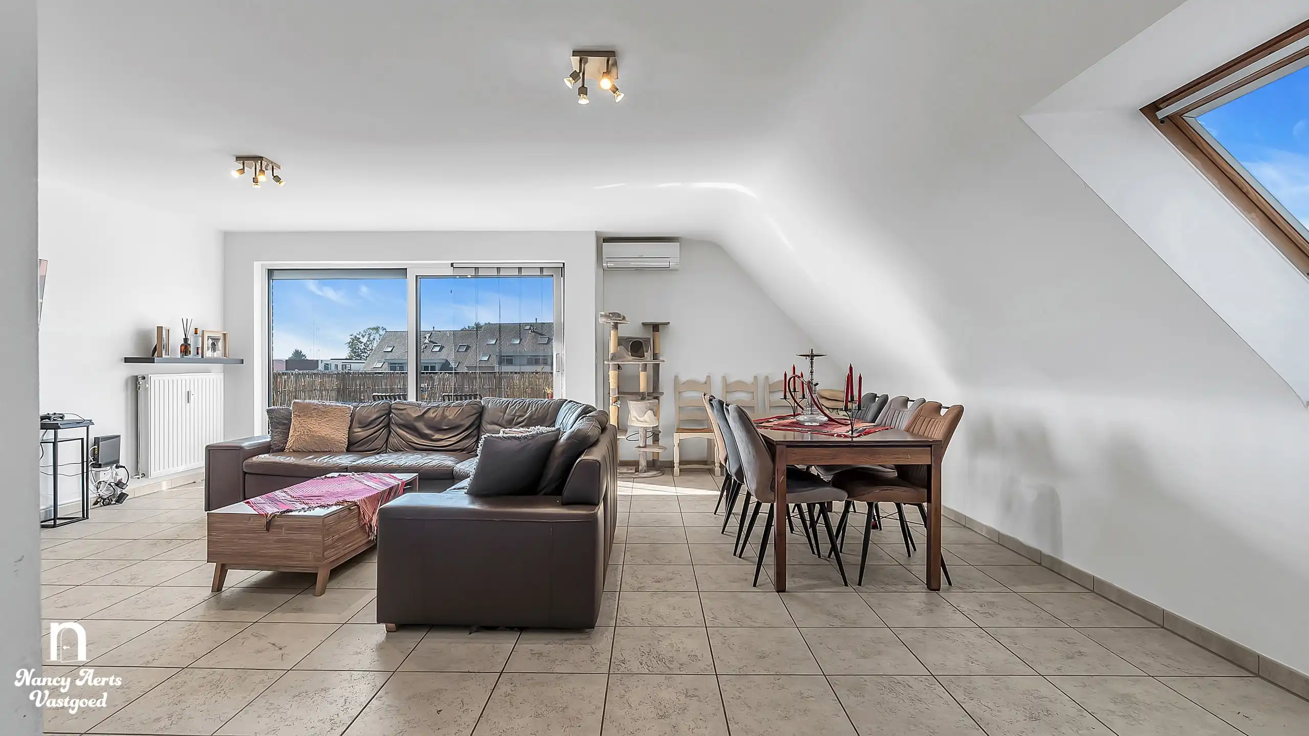 Ruim duplexappartement met terras, garage en topligging foto 16