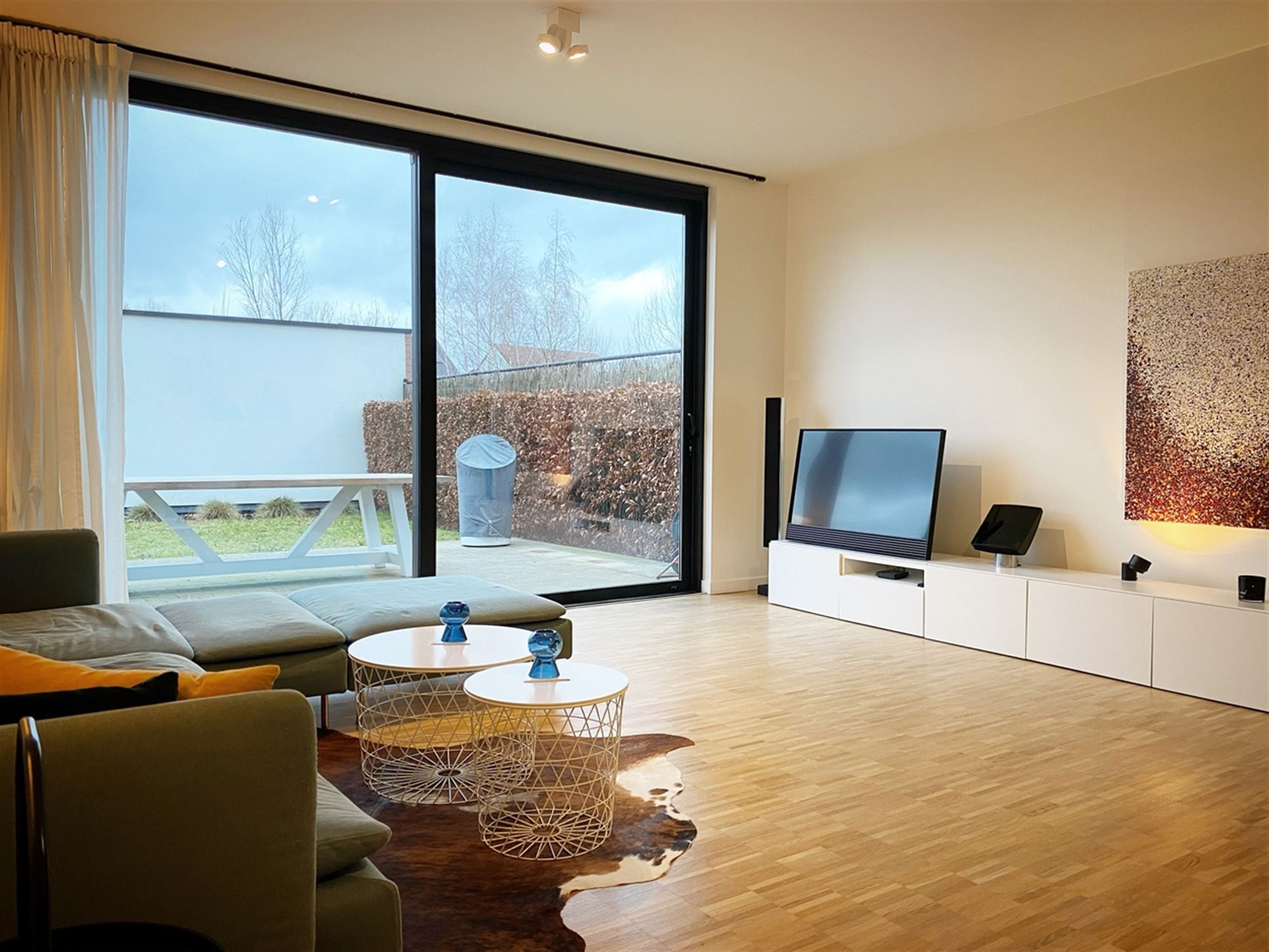 Aangenaam kwalitatief APPARTEMENT (gelijkvloers) met 2 slpks, tuintje/terras, ruime garage (tot 2 wagens) en kelderberging foto 4