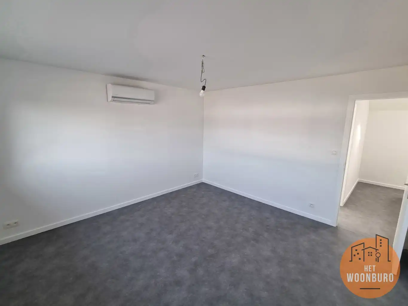 Woning in goede staat met 2 slpks, veranda en garage foto 6