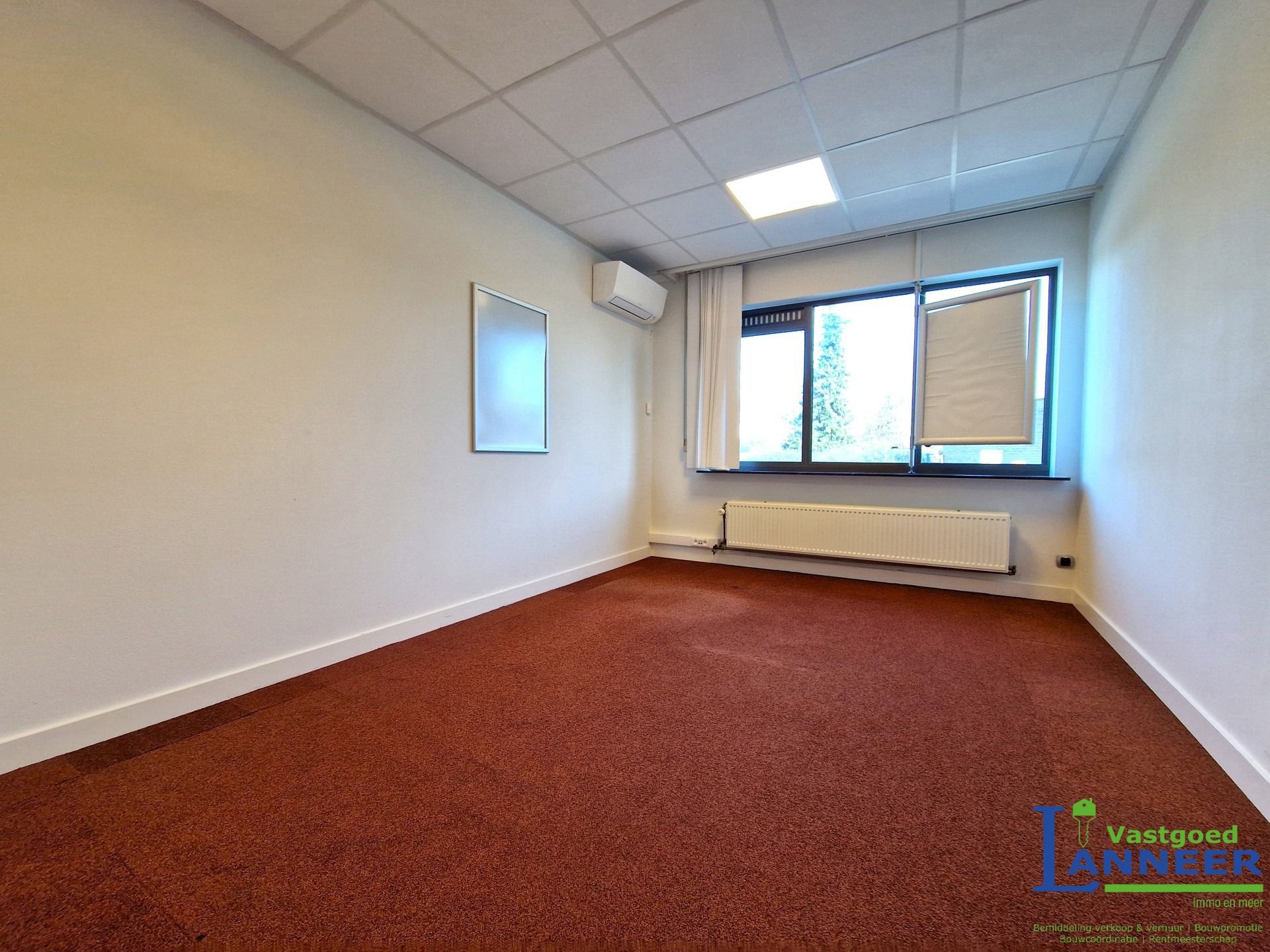 Commercieel gelijkvloers met grote parking nabij het centrum foto 4