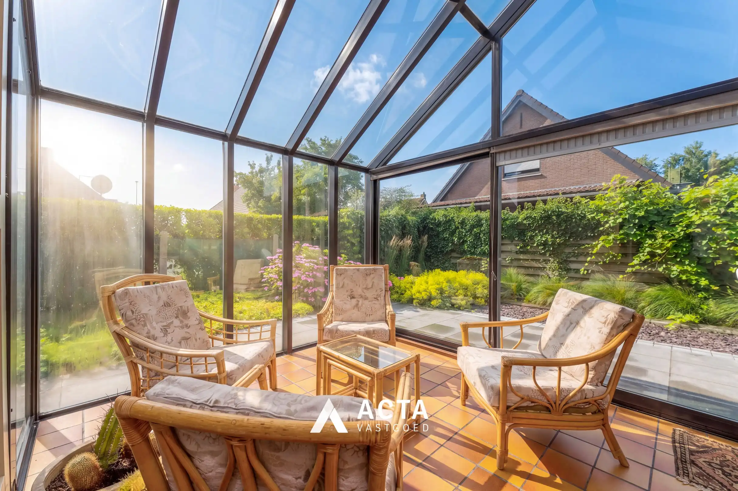 Ruime villa met zonnige tuin en garage foto 19