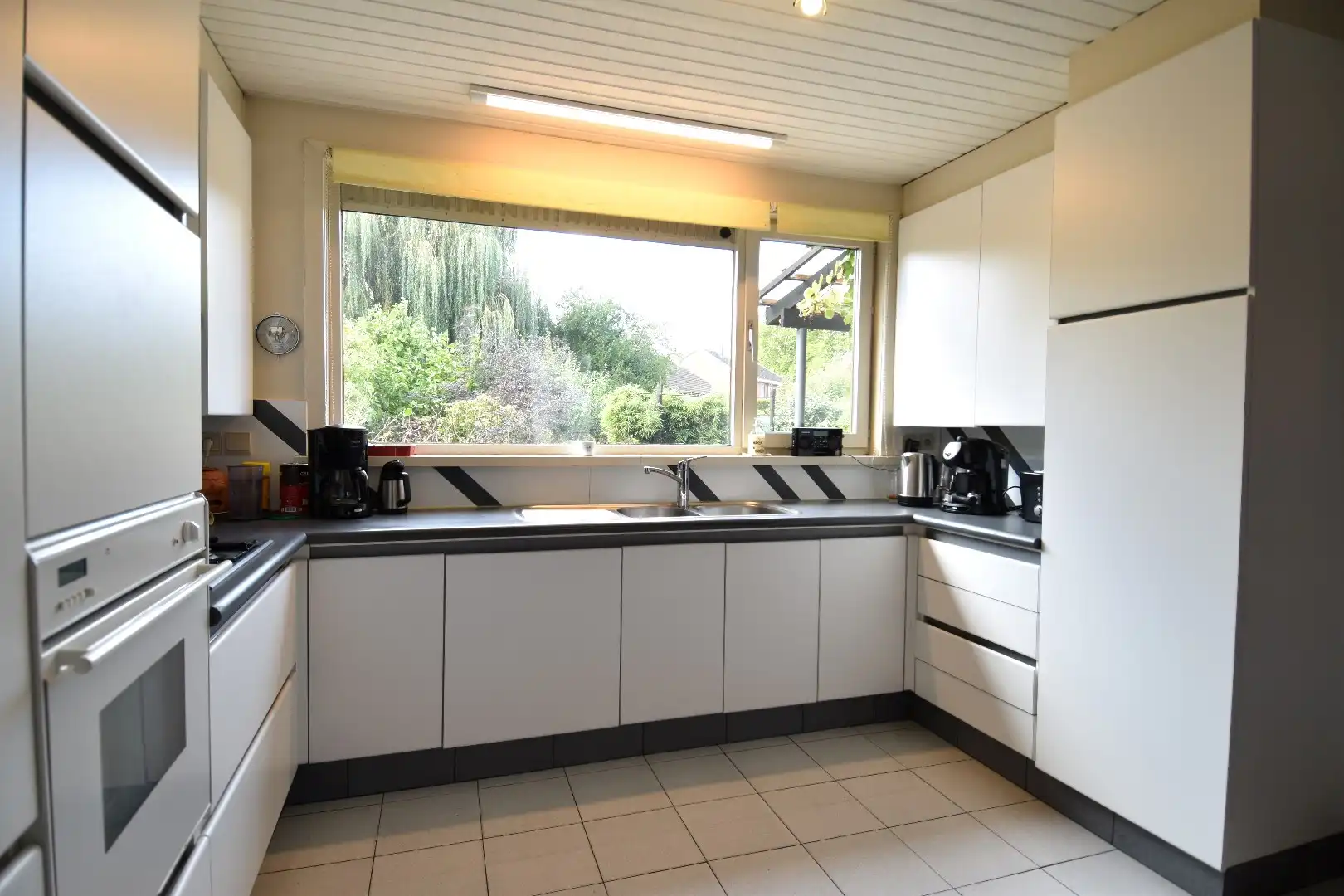 Charmante woning met 3 slaapkamers, 2 garages en een zalige tuin te koop in Gullegem! foto 3