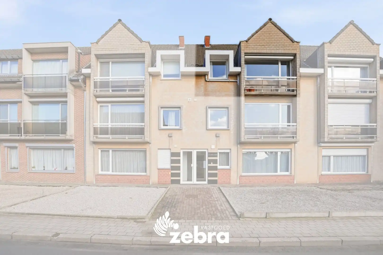 Op te frissen twee­slaapkamerappartement met terras in Lauwe foto 2