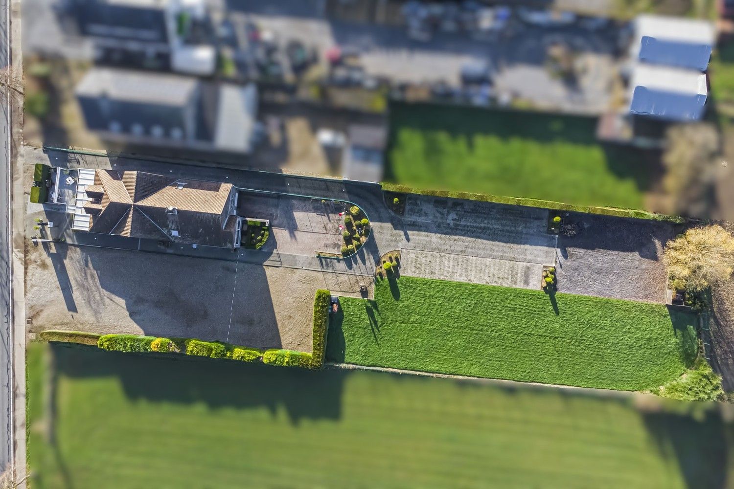 Bedrijfspand met woonst op perceel met commerciële mogelijkheden (ca. 38a) foto 3