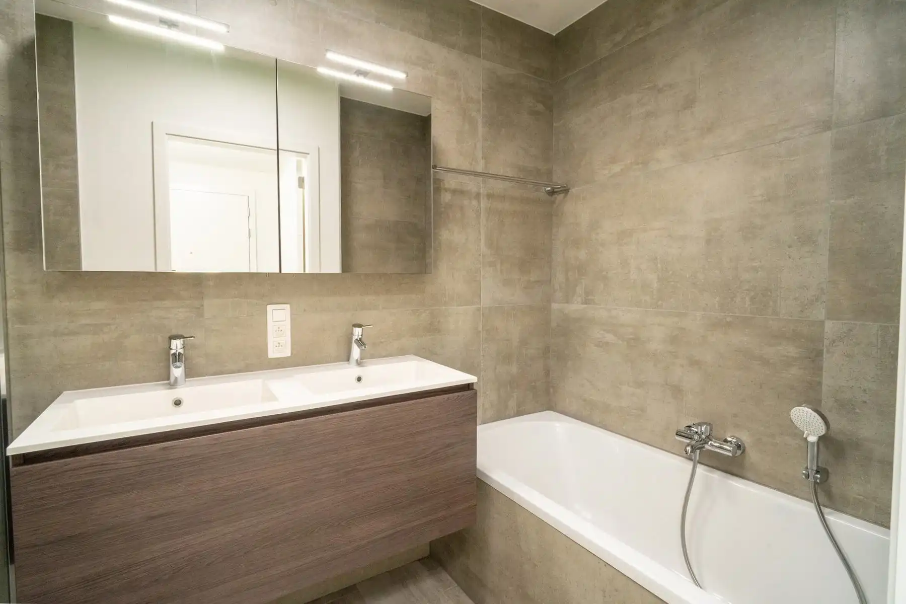 Instapklaar appartement met 2 slpks, terras en staanplaats foto 12