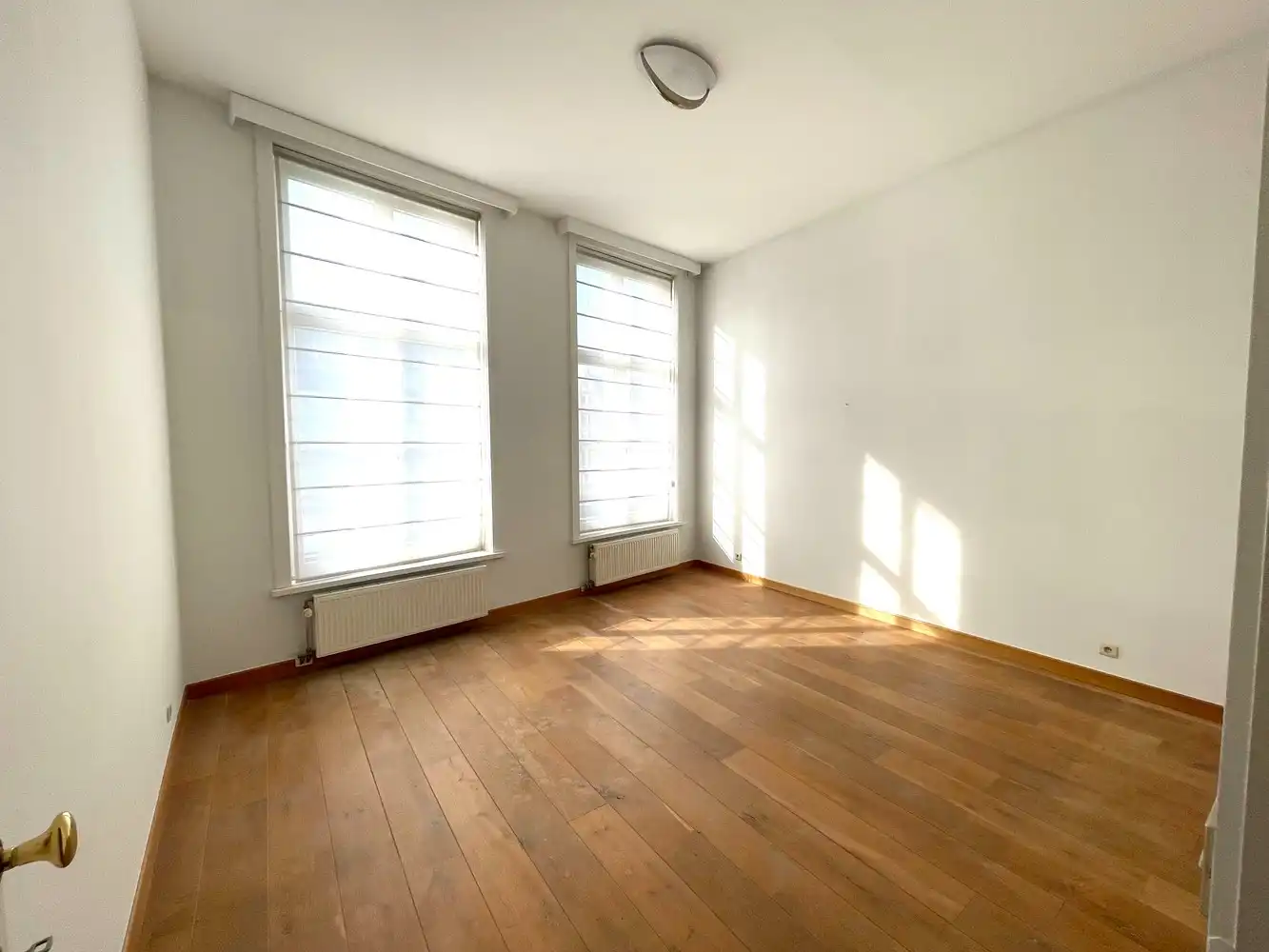 Brugge,aan de SINT-ANNAREI , DUBBEL APPARTEMENT( 250m²)  in een herenhuis  vooraan zicht op de Sint-Annarei, achteraan zicht op een grote gemeenschappelijke tuin,2  livings, 2 keukens, 4 slaapkamers, 2 badkamers. foto 7