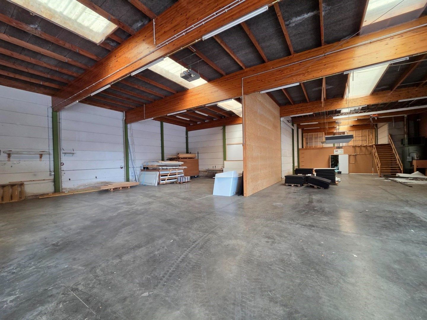 Opslagruimte van 555m² met bureel foto 5