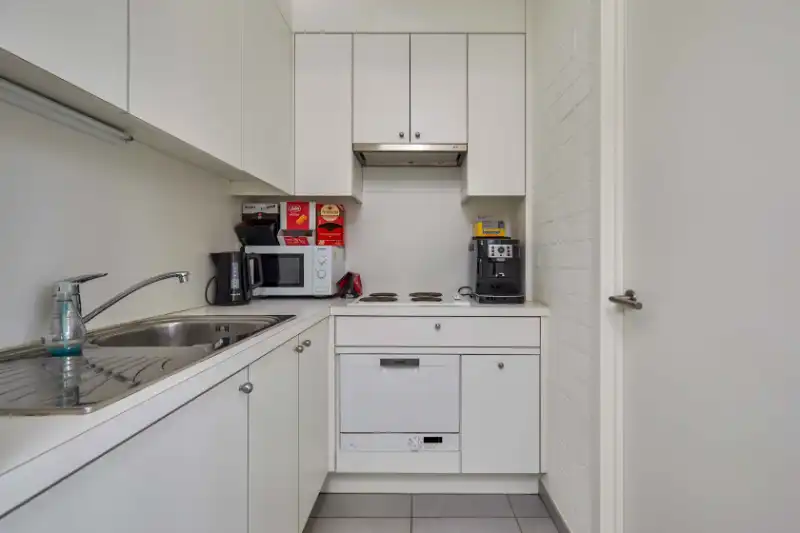 Roeselare-centrum. Trendy kantoorruimte met diensten te huur vanaf 1 persoon op een uistekende locatie. Voor starters of tijdelijke verhuis. foto 4