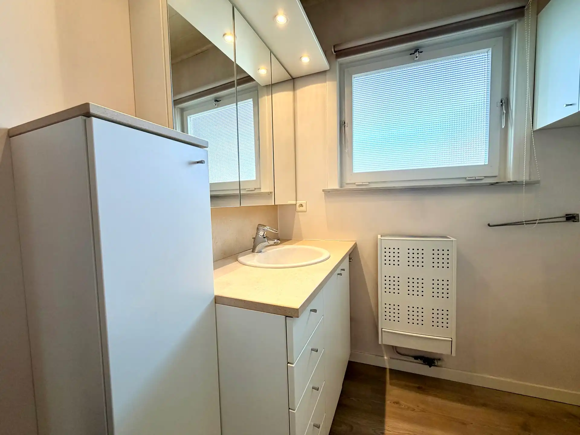 Instapklaar 2-slaapkamerappartement met grote GARAGE foto 8