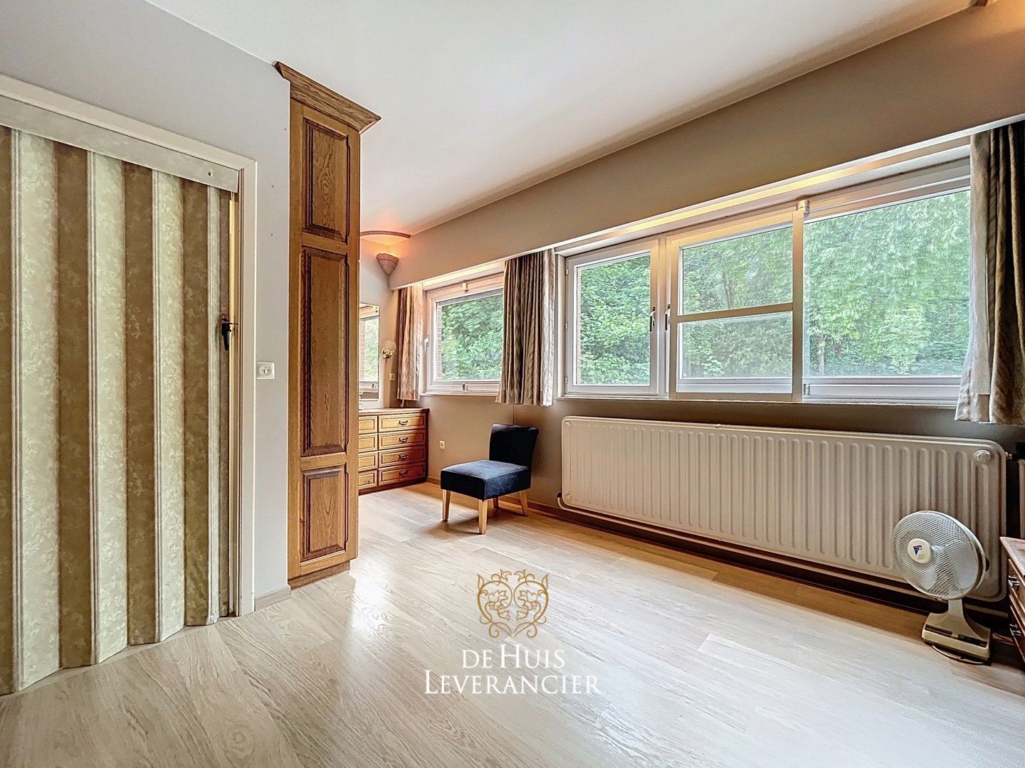 Zeldzame renovatiekans te koop in hartje Noeveren ! Unieke woning met ruimte, groen en grote garage foto 11