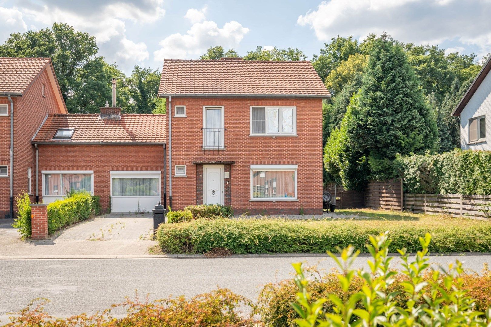 Hoofdfoto van de publicatie: Comfortabele, halfvrijstaande woning op perceel van 7a19ca, rustige ligging!
