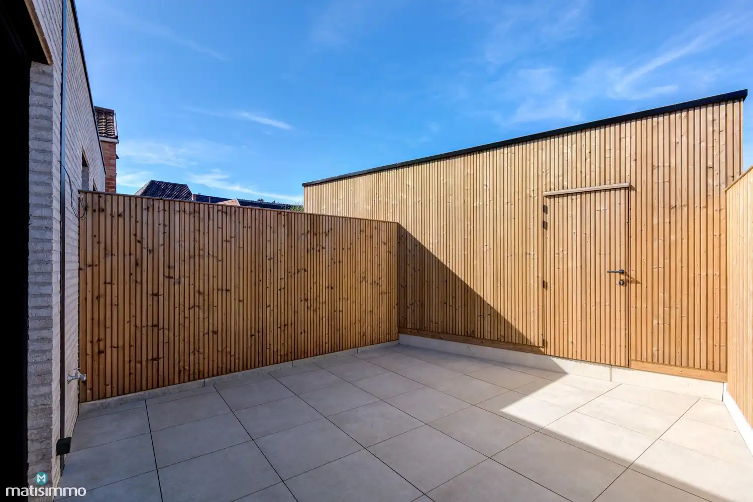 INSTAPKLAAR NIEUWBOUW GELIJKVLOERSAPPARTEMENT MET RUIM TERRAS, BUITENBERGING EN CARPORT IN HET HARTJE VAN HOESELT foto 18
