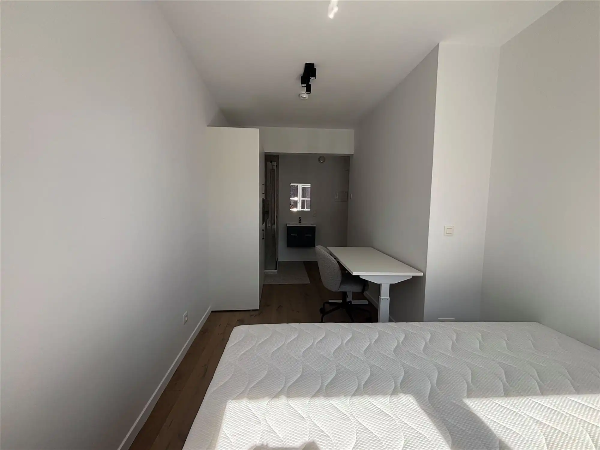 Moderne studentenkamer met airco foto {{pictureIndex}}