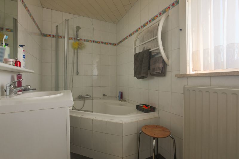 Rustig gelegen, halfopen woning met 3 slpks, tuin en ruime garage op wandelafstand van de Leie en de Zavelput. Energielabel D, zonnepanelen... foto 9
