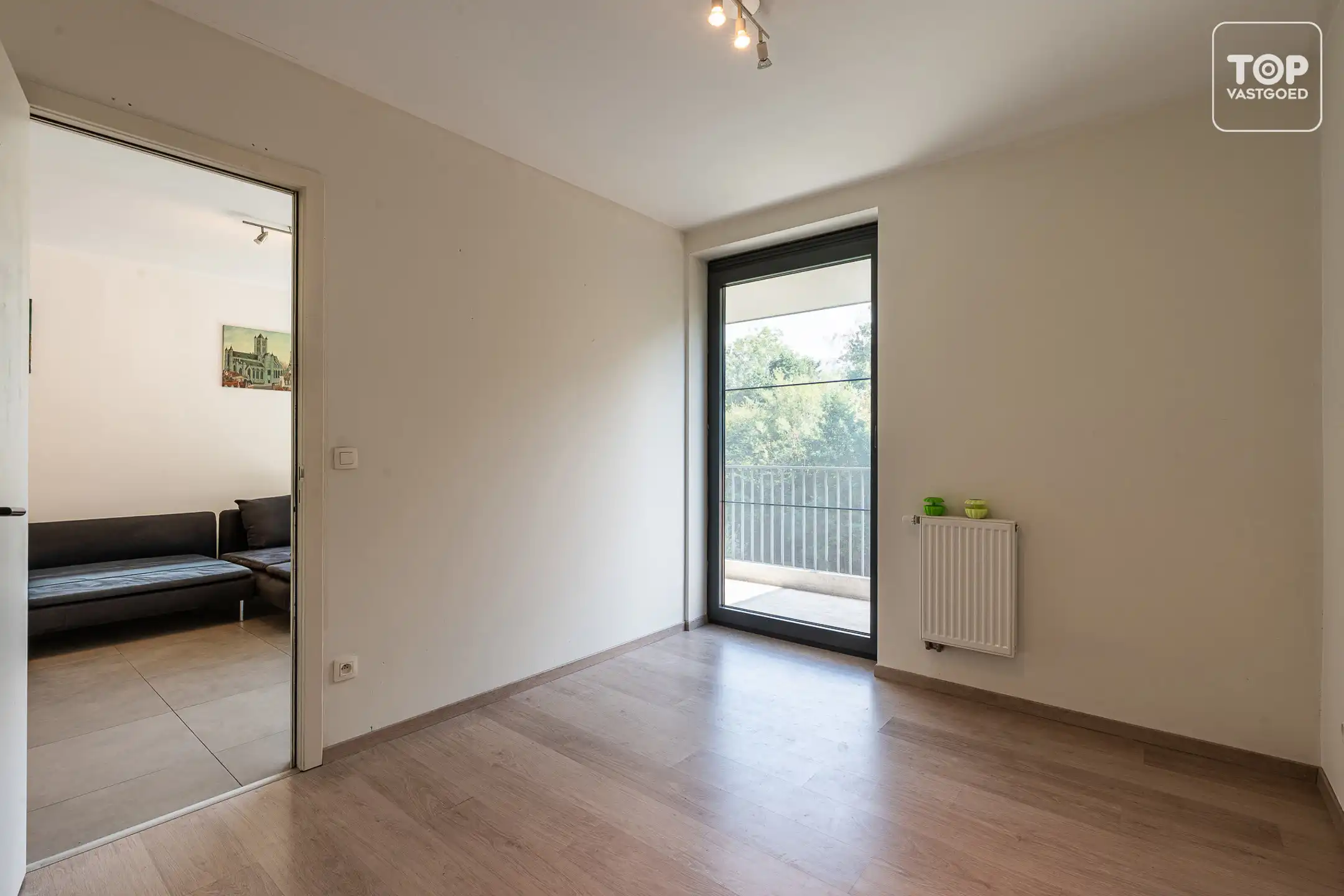 lichtrijk appartement met 1 slaapkamer en groene tuin foto 16