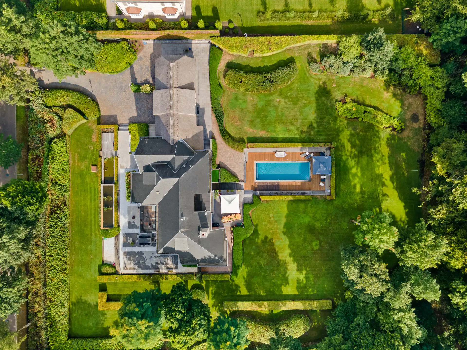 Exclusieve villa met zwembad op een perceel van 6.420 m² foto {{pictureIndex}}