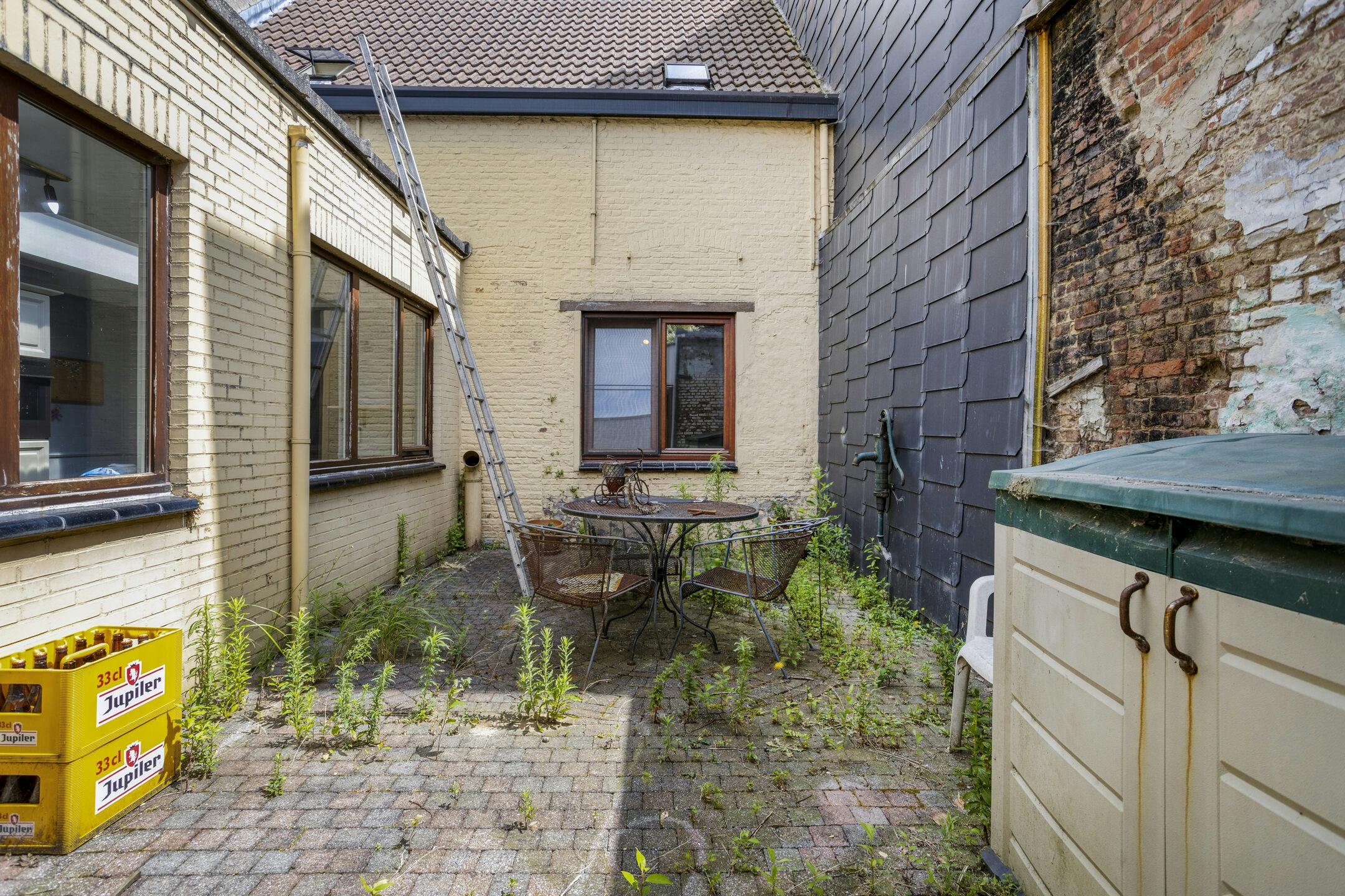 Te renoveren huis met vier slaapkamers en tuin in het centrum foto 23