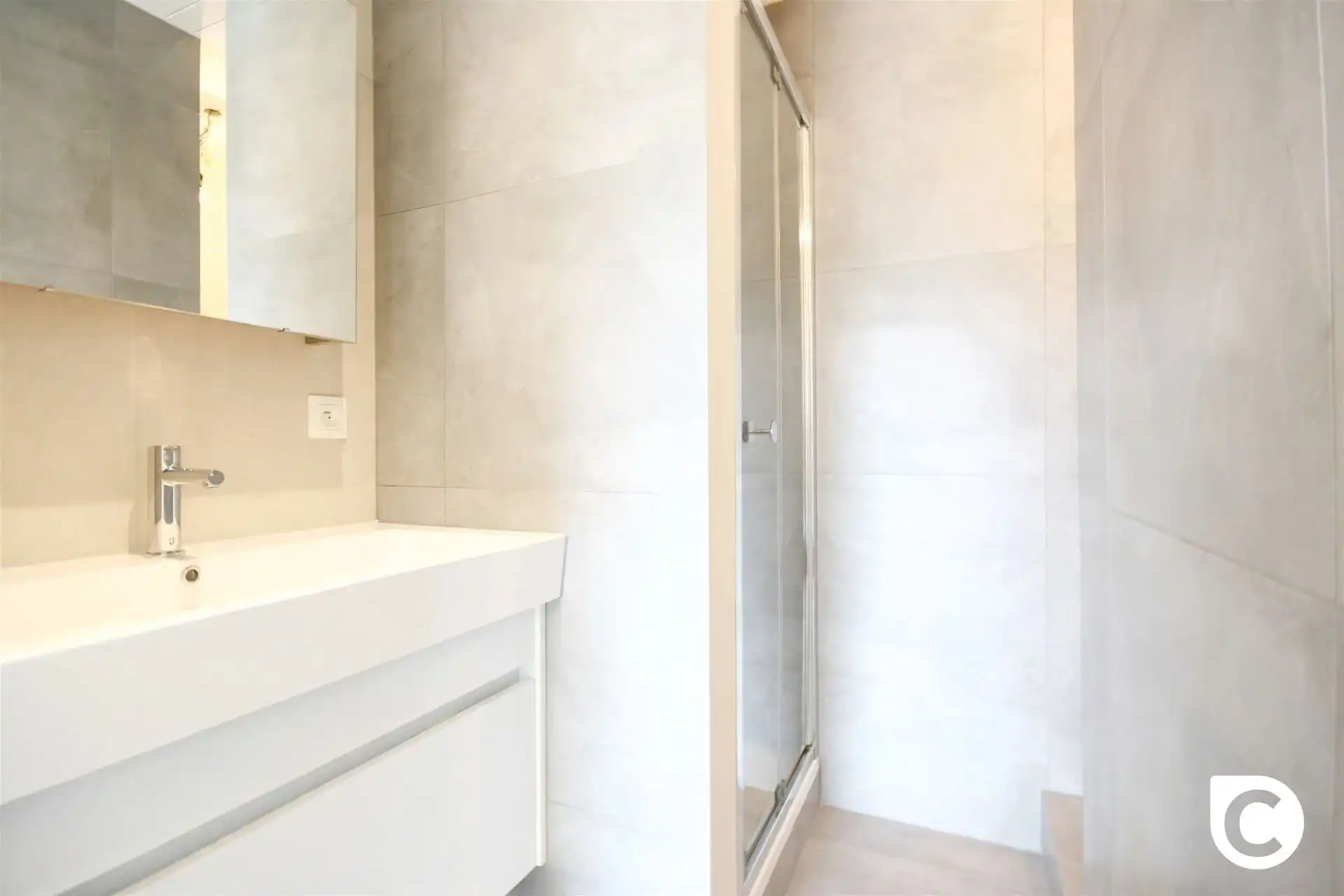 Prachtig gerenoveerd 2 slaapkamer appartement foto 6