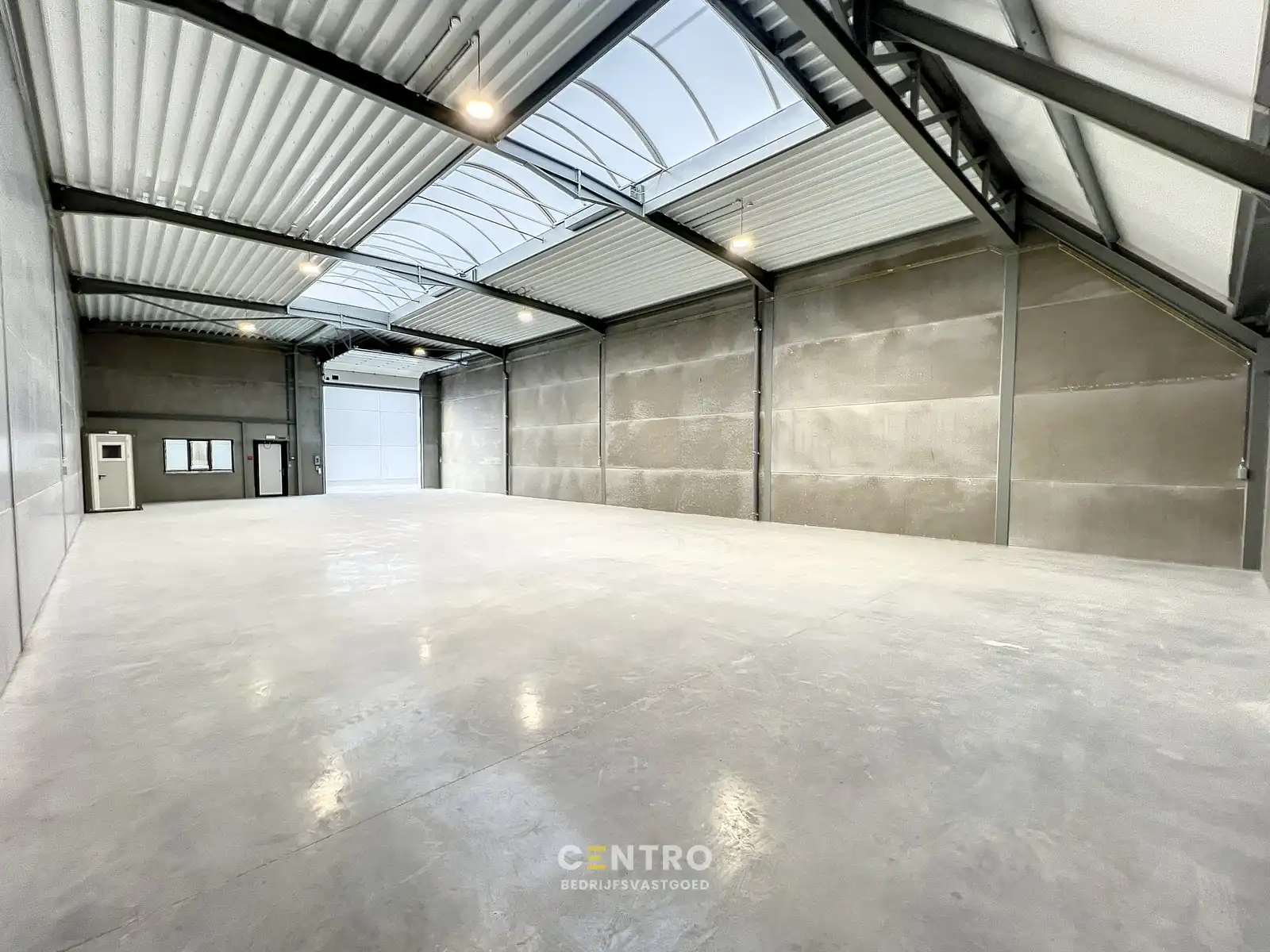 NB MAGAZIJN (312m2), voorzien van sectionaalpoort, deur, raam (voor kantoor) en 2 private parkeerplaatsen op industriezone te Waregem. foto 6