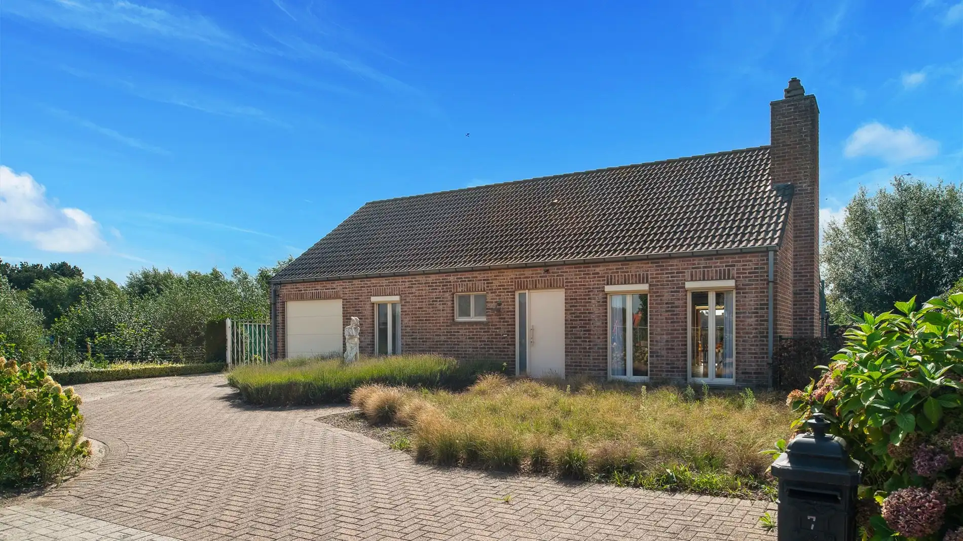 Verzorgde vrijstaande woning op een mooi perceel te Sijsele foto 2