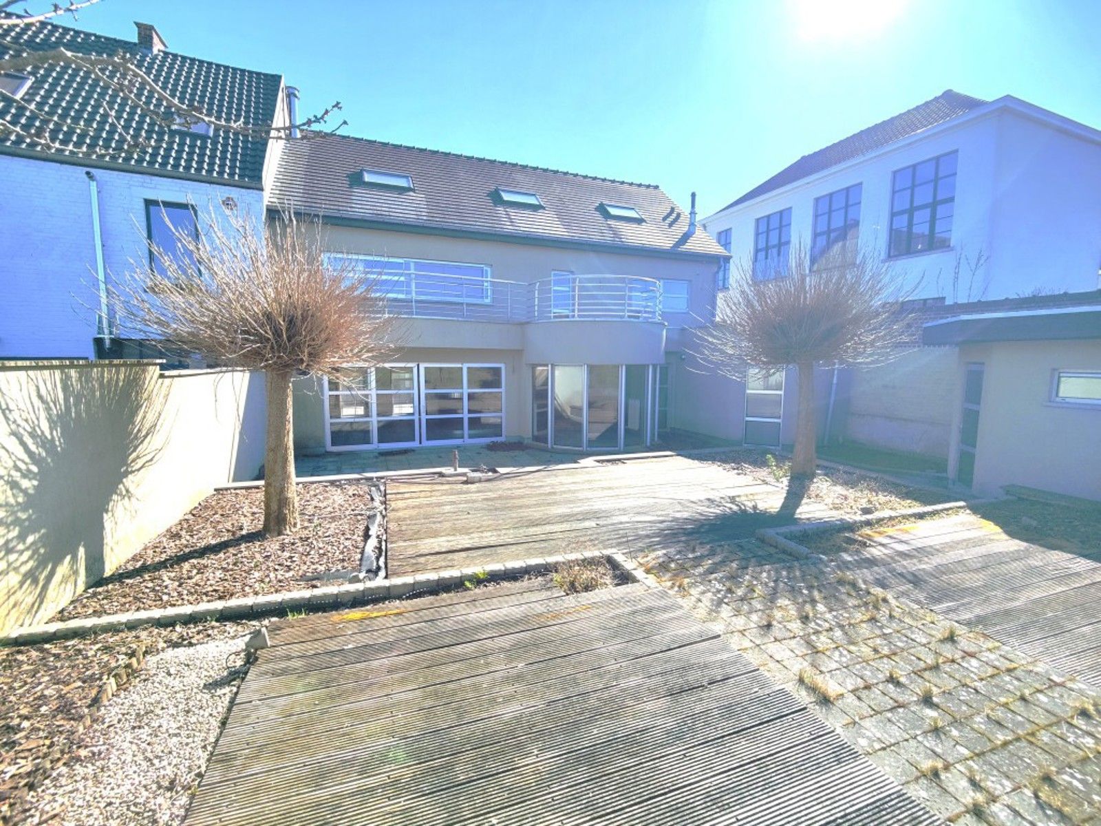 Ruim multifunctioneel pand met tuin foto 2