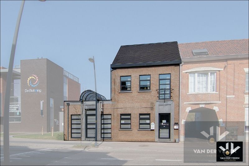 Opbrengsteigendom bestaande uit drie entiteiten: feestzaal/dienstencentrum, kantoorruimte en een duplexappartement kort aan de school en in het centrum van Paal, op een steenworp van het op- en afrittencomplex van de autosnelweg E313! foto {{pictureIndex}}