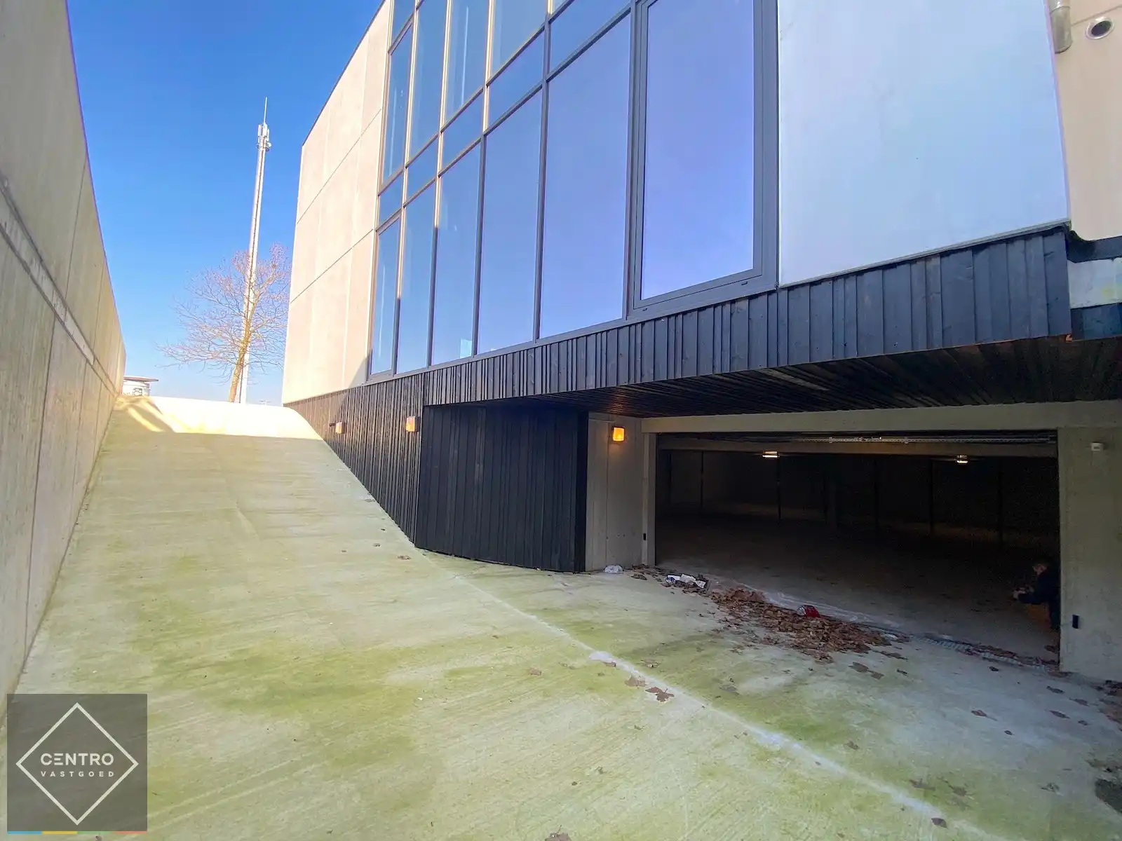 Instapklare en bemeubelde KANTOORRUIMTE (150m² op 1°V.) met berging en 2 autostaanplaatsen in de kelder. Op een boogscheut van het centrum van Brugge/expresweg. foto 6