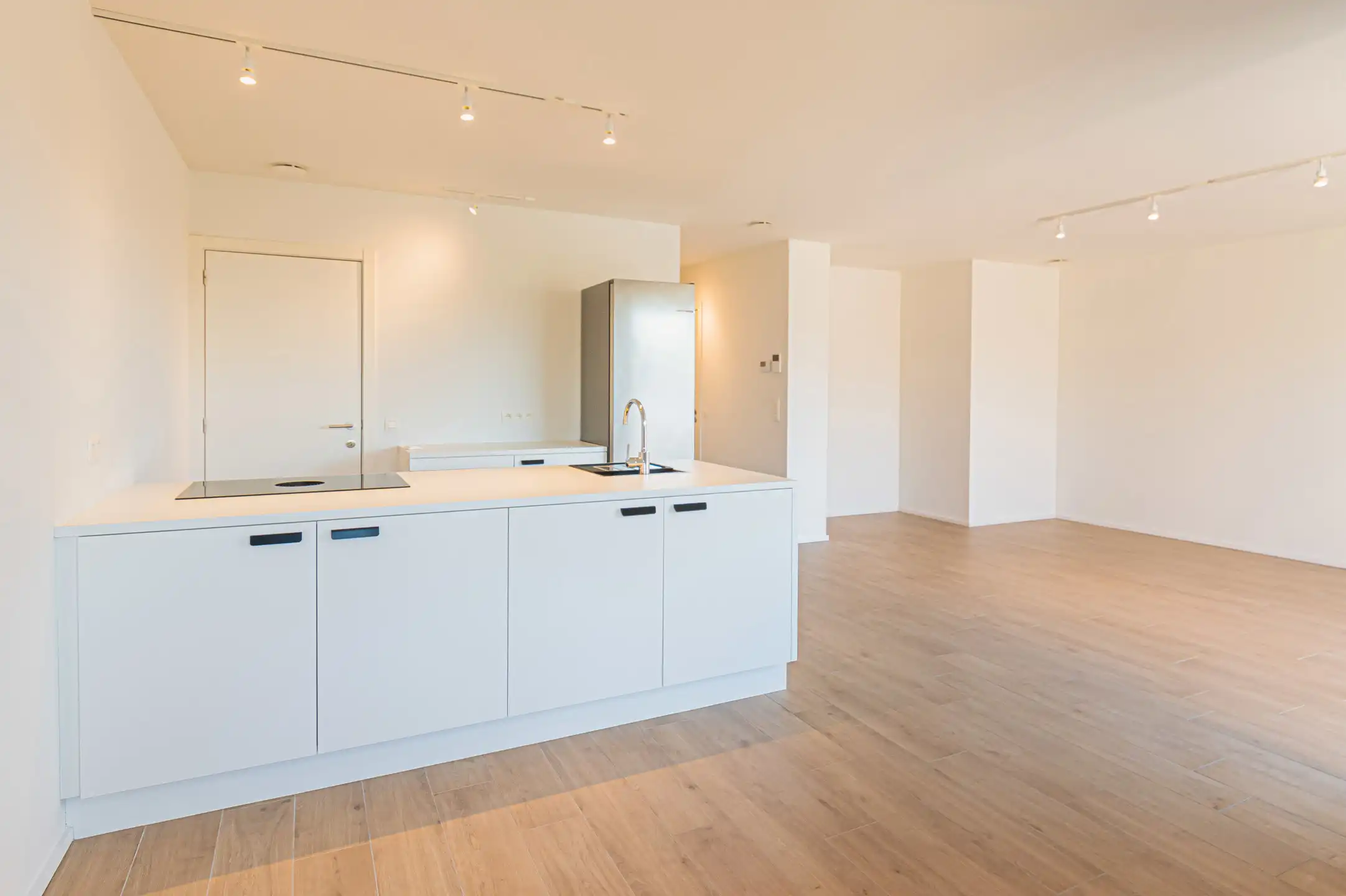 Modern en ruim 1 slpk app met zonnig terras en staanplaats! foto 2