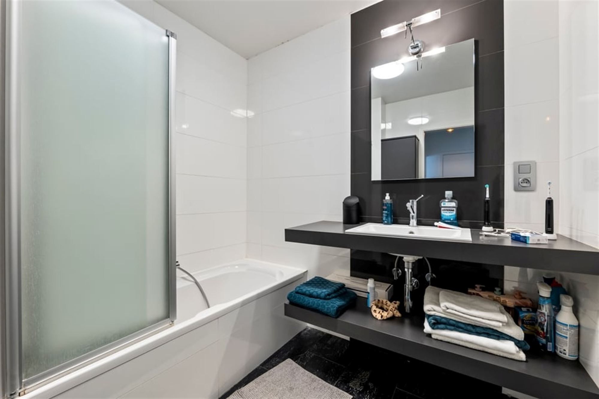 GEZELLIG 2 SLK APPARTEMENT MET STAANPLAATS IN HET CENTRUM VAN SINT-TRUIDEN  foto 14