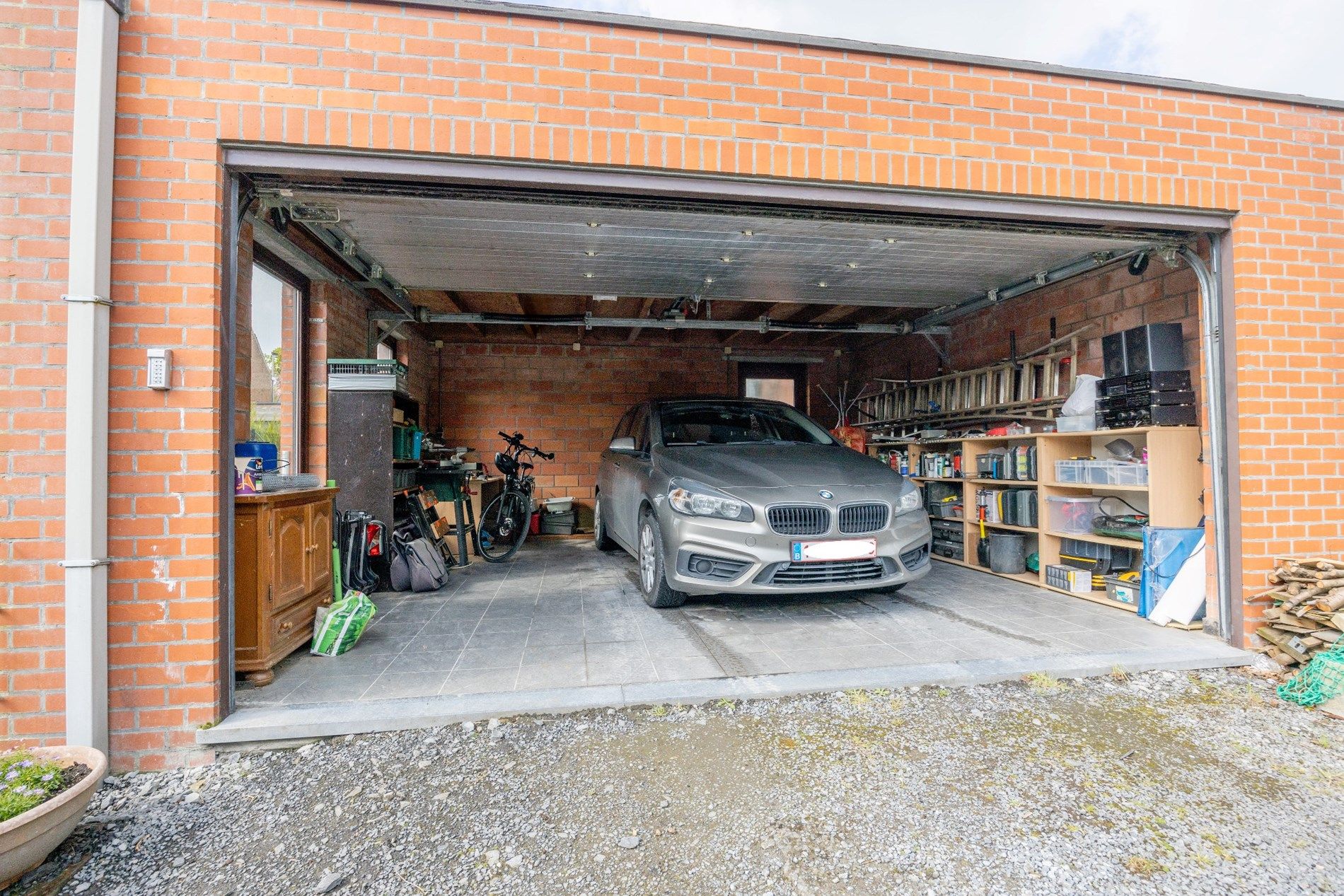 CHARMANTE WONING MET UITWEG EN DUBBELE GARAGE foto 25