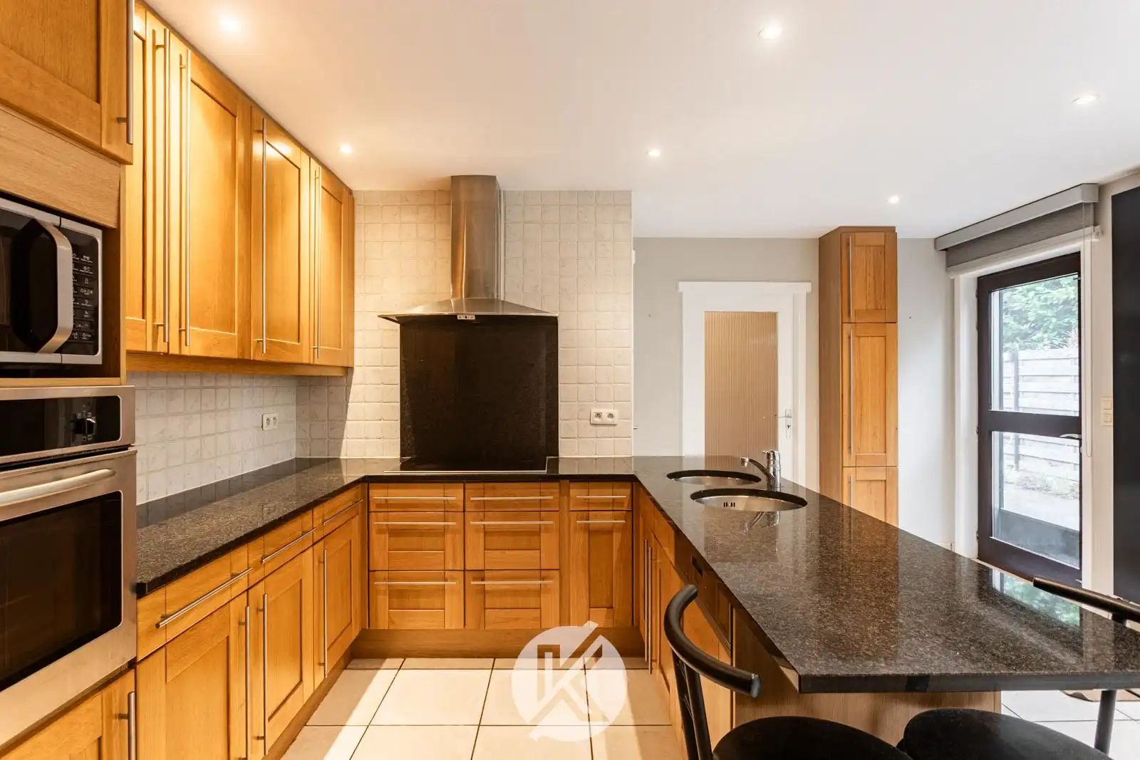 Ruime woning met uitzicht op omliggend landschap foto 16