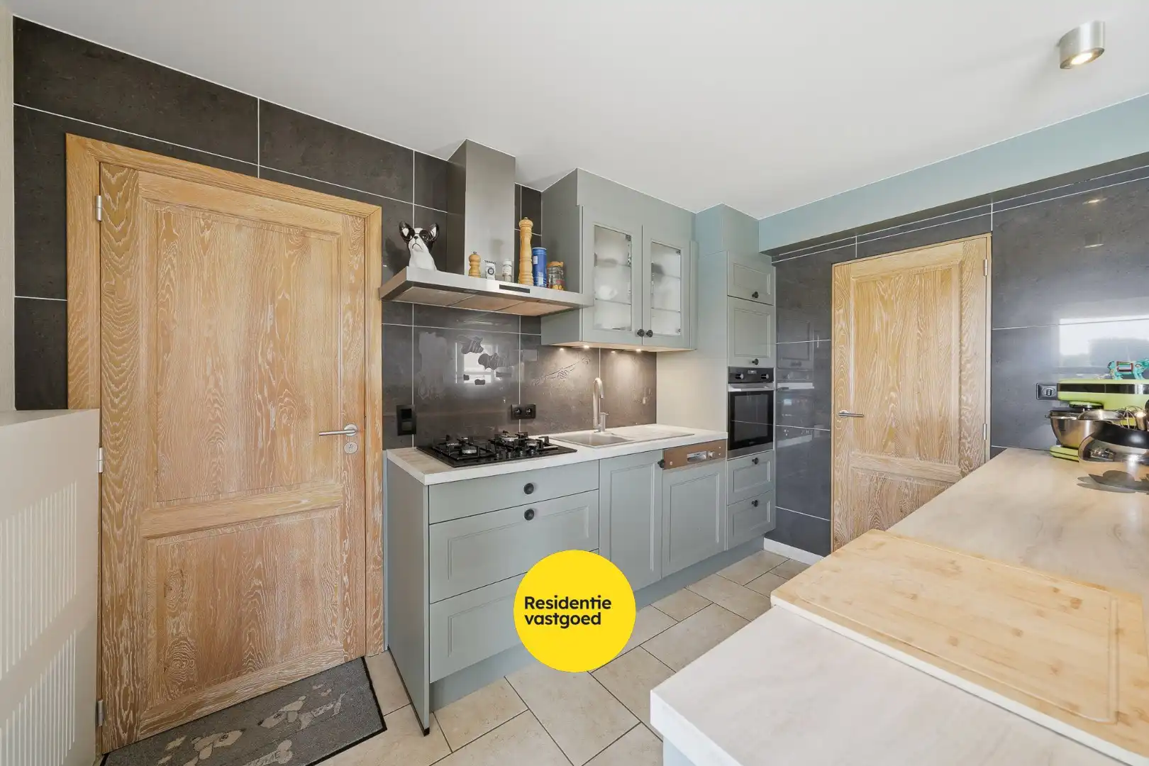 Instapklare halfopen bebouwing met 3 slaapkamers en zwembad foto 7