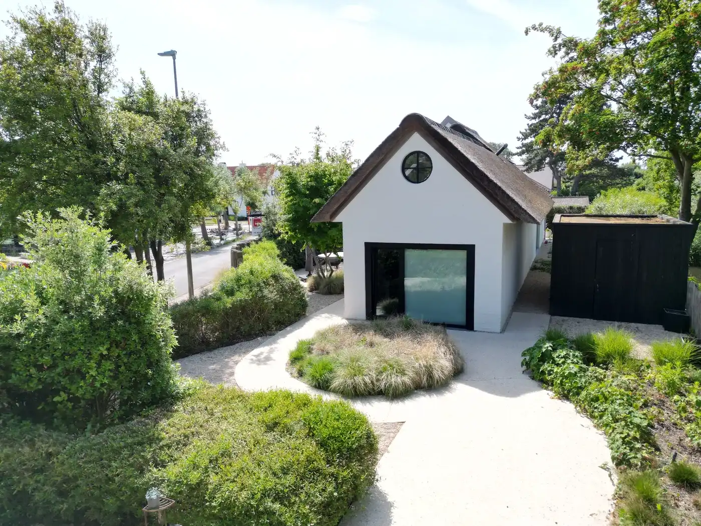 Charmante alleenstaande villa verscholen in een rustige laan te Knokke foto {{pictureIndex}}