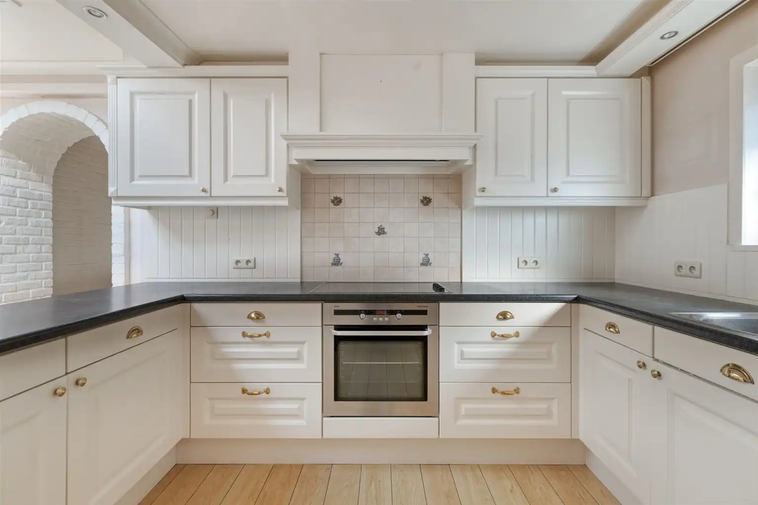 Charmante halfopen bebouwing met 3 slaapkamers, omheinde tuin en zonnepanelen, gunstig gelegen nabij het centrum van Maaseik. foto 8