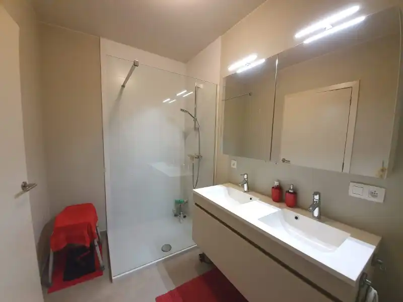 INSTAPKLAAR gelijkvloers recent appartement met privé inkom en carport foto 18